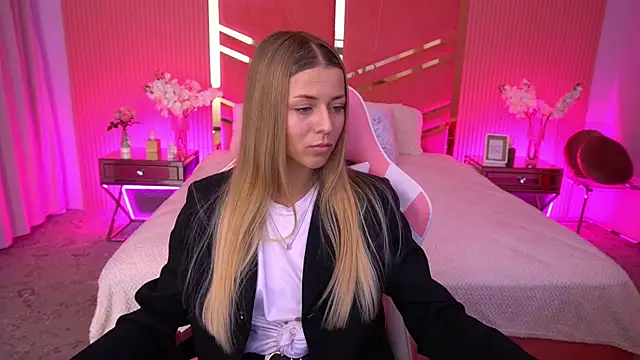 DoveLovee online show from May 2026 01:41:01 PM