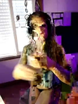 Snapshot of LauKiss chatting on April 2026 07:18:02 PM LauKiss online show from April 2026 07:18:02 PM