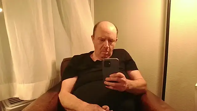 Snapshot of CallumBee chatting on April 2026 04:37:01 AM CallumBee online show from April 2026 04:37:01 AM
