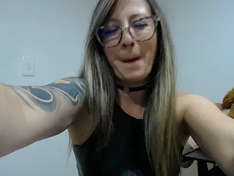 Snapshot of VALELUXX chatting on April 2026 11:18:01 PM VALELUXX online show from April 2026 11:18:01 PM