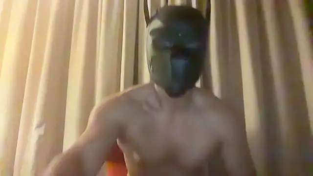 Snapshot of EastHunter chatting on April 2026 05:51:01 PM EastHunter online show from April 2026 05:51:01 PM