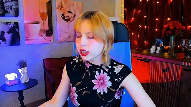 Snapshot of VivienneHebert chatting on April 2026 12:41:01 PM VivienneHebert online show from April 2026 12:41:01 PM