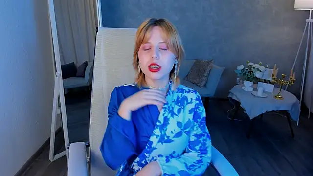 Snapshot of VivienneHebert chatting on April 2026 10:07:02 AM VivienneHebert online show from April 2026 10:07:02 AM