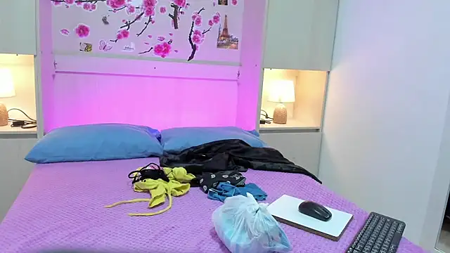 TaylorBloom online show from April 2026 11:38:01 AM