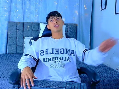 Snapshot of IhanKing chatting on April 2026 07:33:02 PM IhanKing online show from April 2026 07:33:02 PM