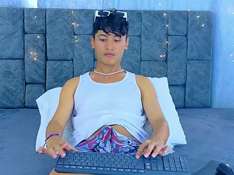 Snapshot of IhanKing chatting on May 2026 01:38:01 PM IhanKing online show from May 2026 01:38:01 PM