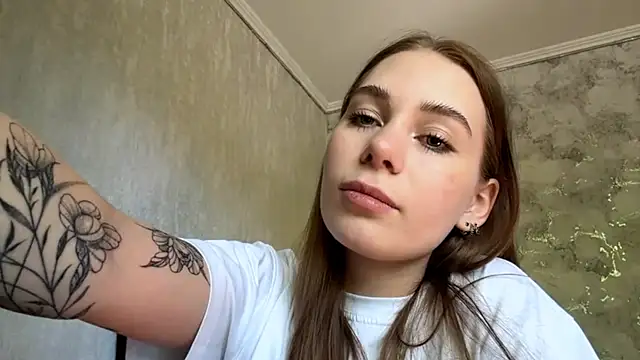 FlufyRabbit online show from April 2026 06:20:02 AM