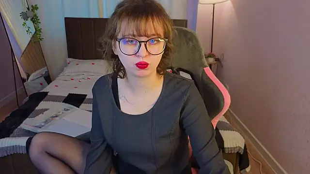 Snapshot of Helen_Carson chatting on May 2026 01:03:02 AM Helen Carson online show from May 2026 01:03:02 AM