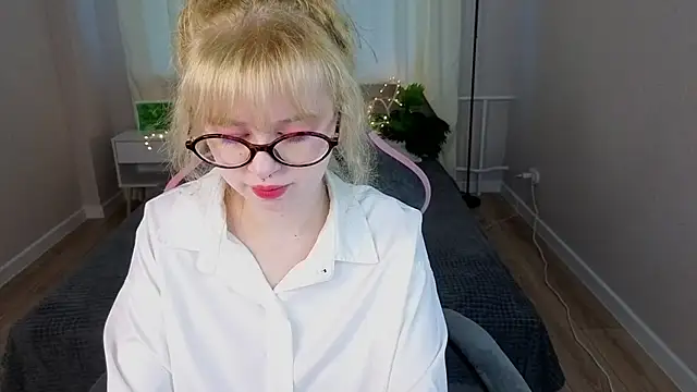 Snapshot of Helen_Carson chatting on May 2026 12:06:01 AM Helen Carson online show from May 2026 12:06:01 AM