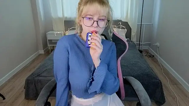 Snapshot of Helen_Carson chatting on May 2026 12:18:01 AM Helen Carson online show from May 2026 12:18:01 AM