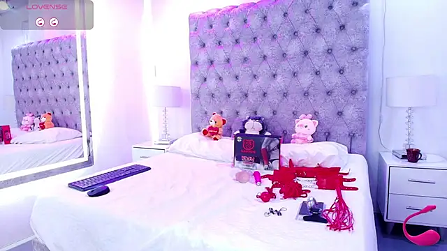 Snapshot of Zoe_M00n chatting on June 2026 07:27:01 PM Zoe M00n online show from June 2026 07:27:01 PM