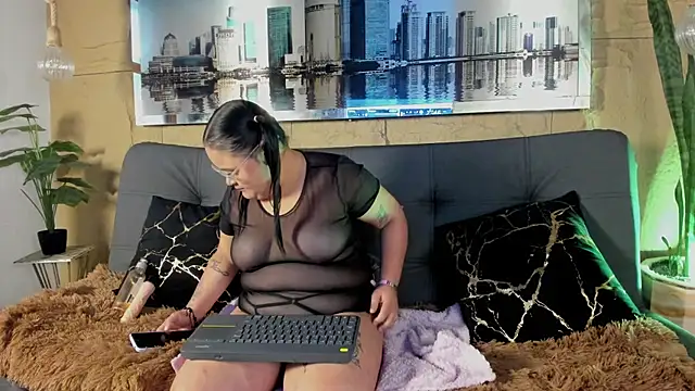 Luna  Cortez online show from June 2026 04:07:02 AM