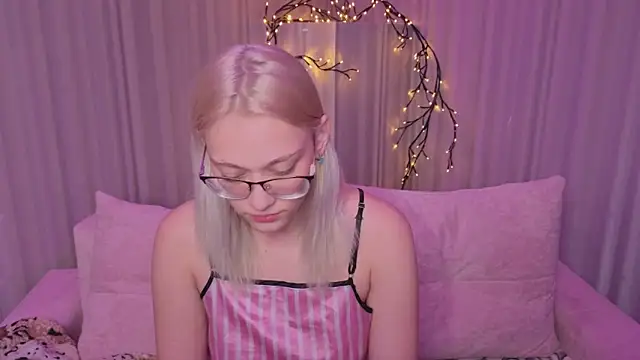KaraLiin online show from May 2026 05:32:02 PM