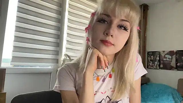 Snapshot of CuddlePopX chatting on April 2026 11:35:01 AM CuddlePopX online show from April 2026 11:35:01 AM