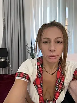 Mira Luna online show from June 2026 05:02:02 PM