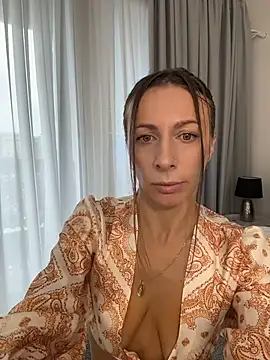 Mira Luna online show from July 2026 07:00:02 AM