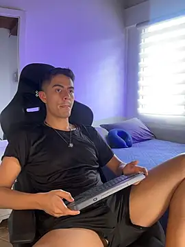 Simoonn8 online show from April 2026 07:31:02 PM