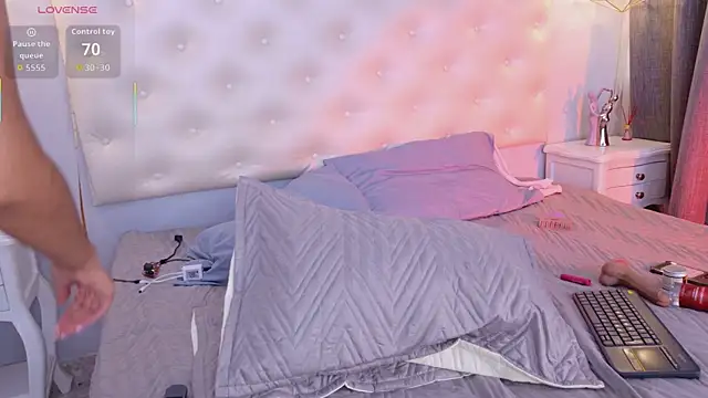 ninaavelvett online show from April 2026 12:29:02 PM