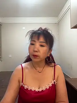 lucy-698 online show from April 2026 01:37:02 PM