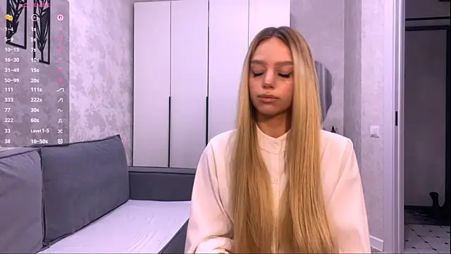 Mooniesiesita online show from April 2026 08:29:02 PM