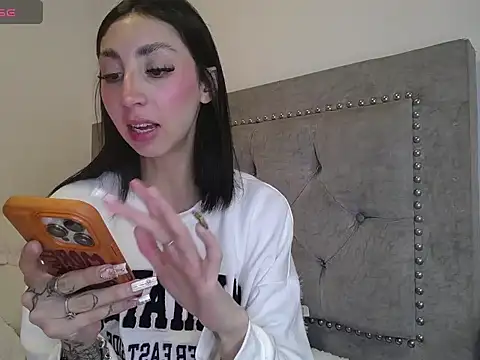 Nicoleee  28 online show from May 2026 03:02:01 AM