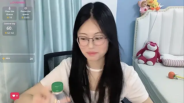 Snapshot of Luna-666 chatting on May 2026 02:03:01 PM Luna-666 online show from May 2026 02:03:01 PM