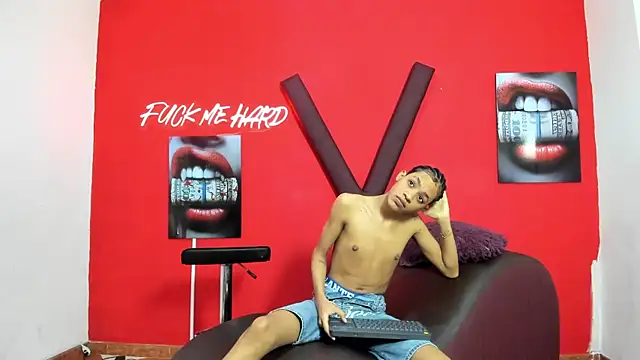 LOVE GUYS1 online show from April 2026 01:15:01 PM