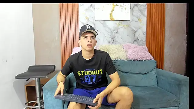 Snapshot of LOVE_GUYS1 chatting on June 2026 01:46:01 PM LOVE GUYS1 online show from June 2026 01:46:01 PM