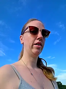 Snapshot of SweetGermanAlina chatting on June 2026 06:07:01 AM SweetGermanAlina online show from June 2026 06:07:01 AM