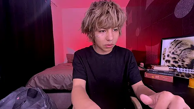 Snapshot of Aronn_44 chatting on May 2026 05:40:02 PM Aronn 44 online show from May 2026 05:40:02 PM