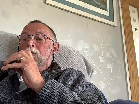 Snapshot of Moonraker64 chatting on May 2026 05:09:02 PM Moonraker64 online show from May 2026 05:09:02 PM