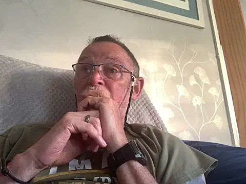 Snapshot of Moonraker64 chatting on May 2026 07:01:01 PM Moonraker64 online show from May 2026 07:01:01 PM