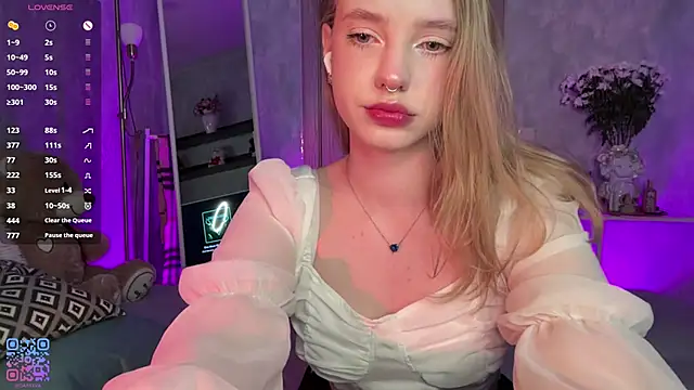 Snapshot of Eve_Dark_Side chatting on May 2026 06:00:02 AM Eve Dark Side online show from May 2026 06:00:02 AM