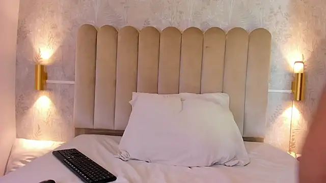 LunaAnd online show from July 2026 04:28:01 AM