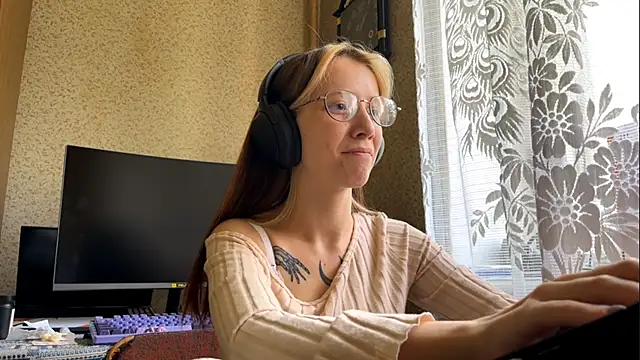 AliceGates online show from May 2026 07:14:02 AM