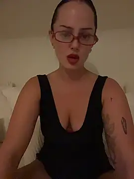Snapshot of molotovmami chatting on July 2026 11:18:01 PM molotovmami online show from July 2026 11:18:01 PM