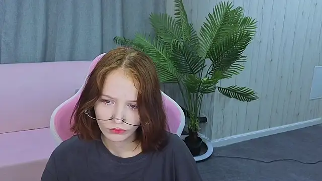 Snapshot of AliceJohansone chatting on May 2026 01:21:01 AM AliceJohansone online show from May 2026 01:21:01 AM