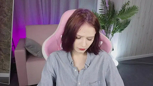 Snapshot of AliceJohansone chatting on June 2026 01:18:02 AM AliceJohansone online show from June 2026 01:18:02 AM