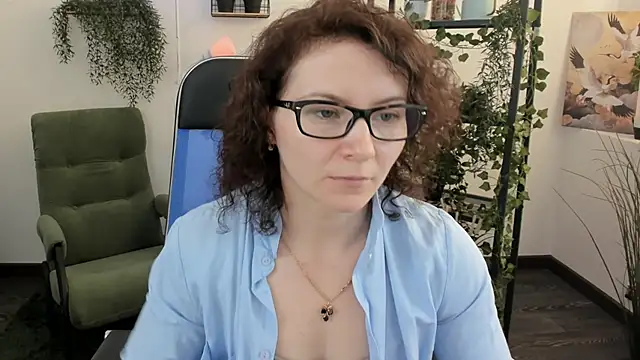 Snapshot of AureliaGleam chatting on May 2026 01:45:02 AM AureliaGleam online show from May 2026 01:45:02 AM