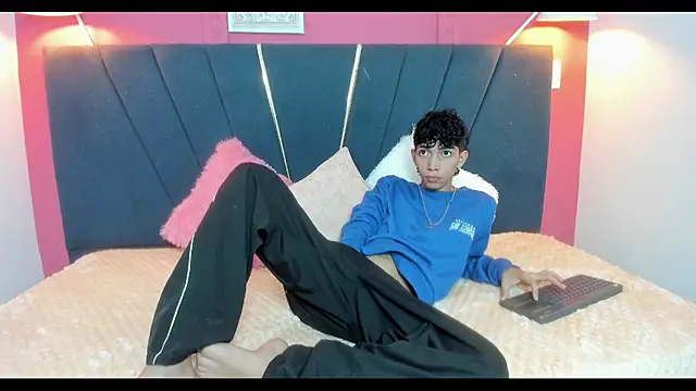 Snapshot of ero_boy40 chatting on June 2026 04:48:02 AM ero boy40 online show from June 2026 04:48:02 AM