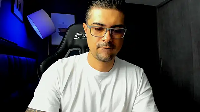 Snapshot of ZEI-001 chatting on May 2026 01:36:01 AM ZEI-001 online show from May 2026 01:36:01 AM