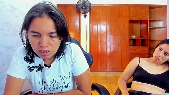 Snapshot of Soffy_and_Emily chatting on June 2026 02:33:01 PM Soffy and Emily online show from June 2026 02:33:01 PM