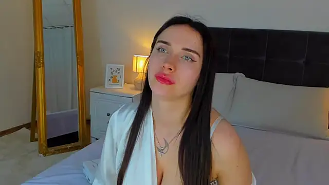 Snapshot of KellyWhites chatting on June 2026 06:05:02 AM KellyWhites online show from June 2026 06:05:02 AM