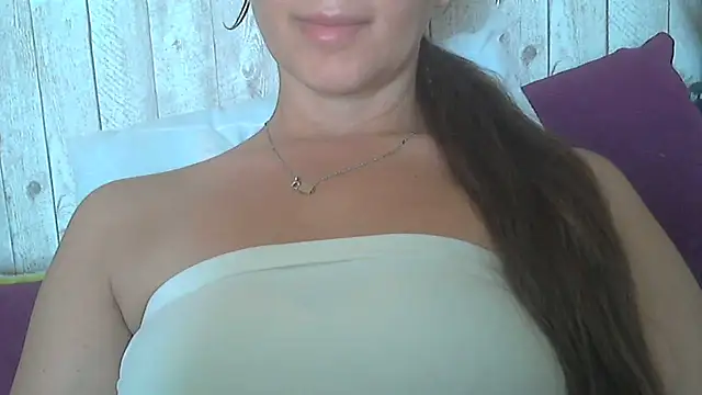 Snapshot of Bella--White chatting on June 2026 06:52:02 AM Bella--White online show from June 2026 06:52:02 AM