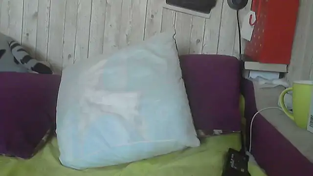 Snapshot of Bella--White chatting on June 2026 05:30:01 AM Bella--White online show from June 2026 05:30:01 AM