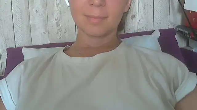 Snapshot of Bella--White chatting on June 2026 05:18:01 AM Bella--White online show from June 2026 05:18:01 AM