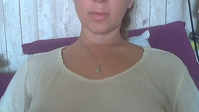 Snapshot of Bella--White chatting on June 2026 05:39:01 AM Bella--White online show from June 2026 05:39:01 AM