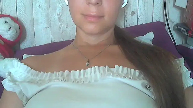 Snapshot of Bella--White chatting on June 2026 05:43:02 AM Bella--White online show from June 2026 05:43:02 AM