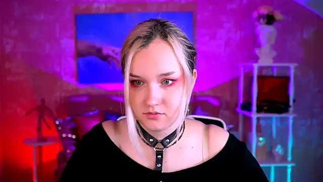 Snapshot of ViolettWoods chatting on May 2026 08:23:01 AM ViolettWoods online show from May 2026 08:23:01 AM