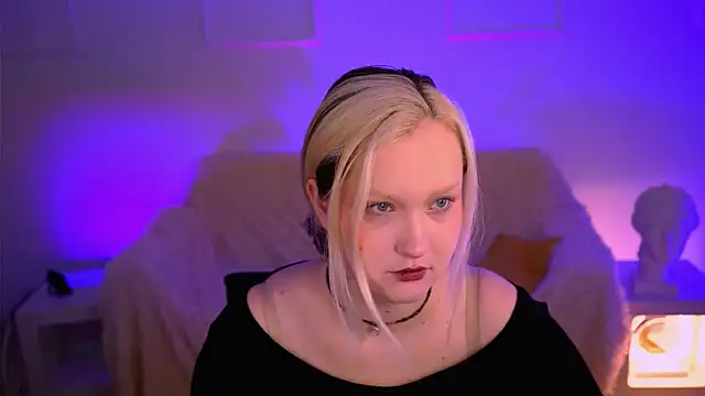 Snapshot of ViolettWoods chatting on June 2026 06:27:02 AM ViolettWoods online show from June 2026 06:27:02 AM